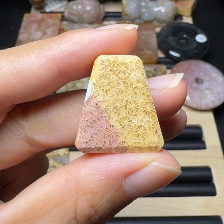 硅化玉未镶嵌清晰蕾丝花，小挂件