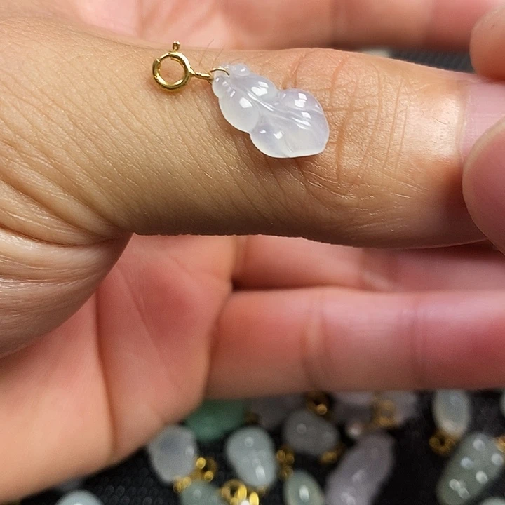 可***宝颈饰18K金镶嵌翡翠金鱼