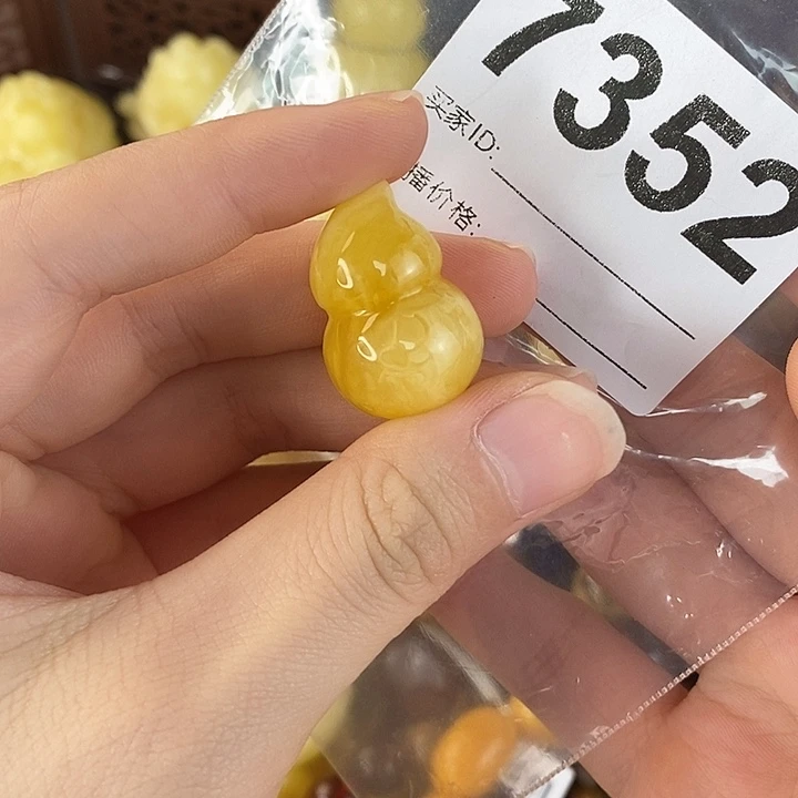 蜜蜡未镶嵌珠宝奇石