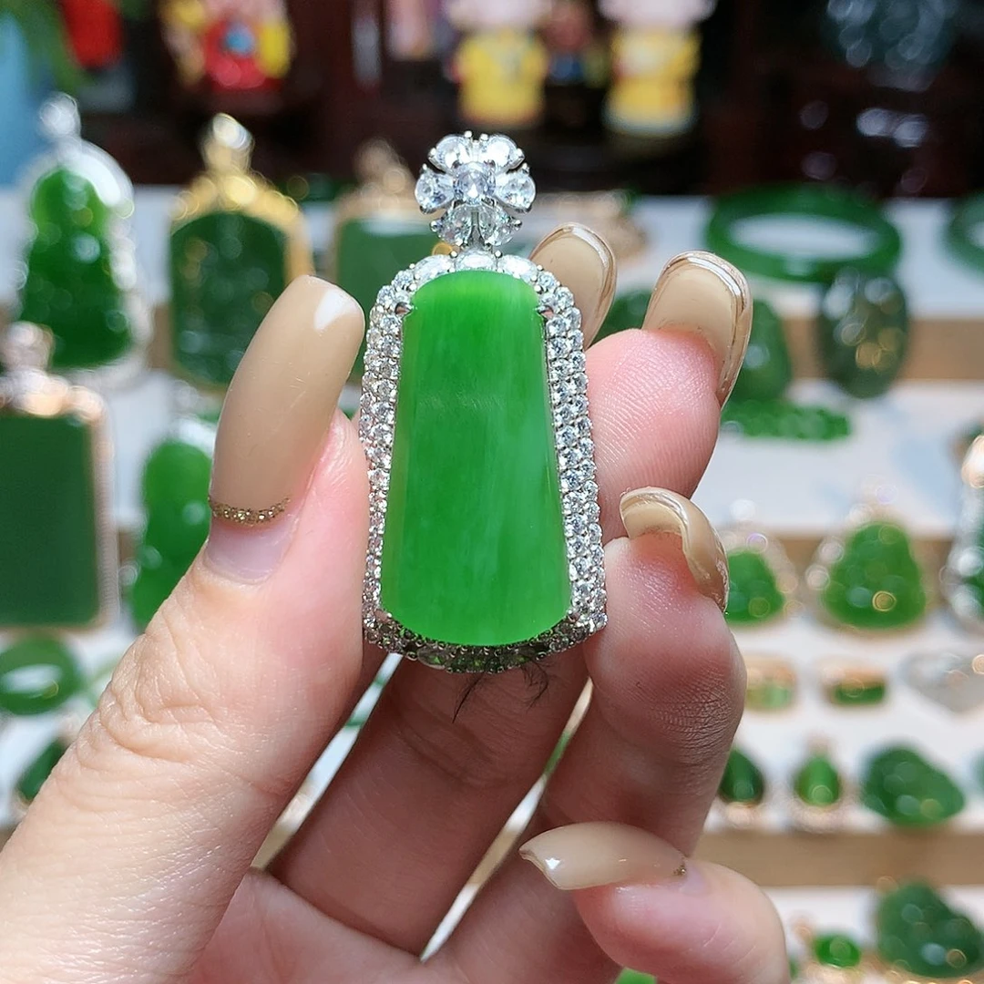 颈饰未镶嵌和田玉（碧玉）