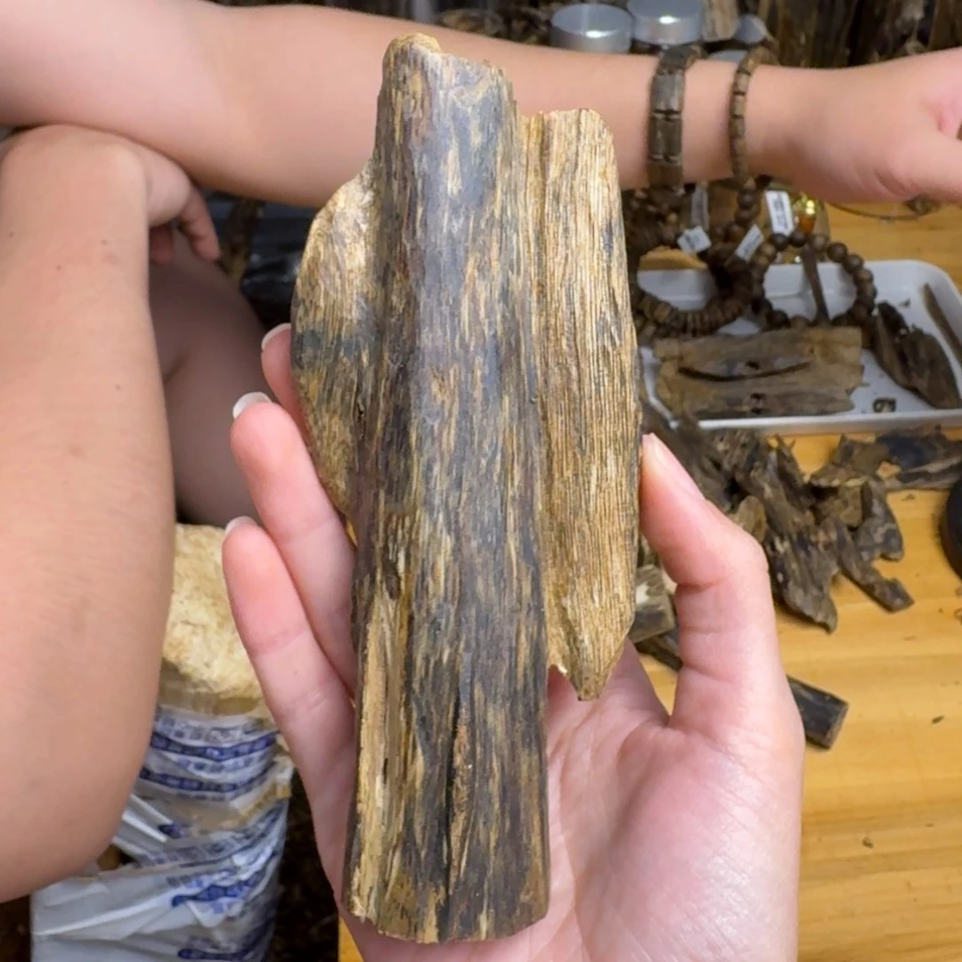 沉香沉香碎屑阿浩推荐蓝宝石品种块料52克