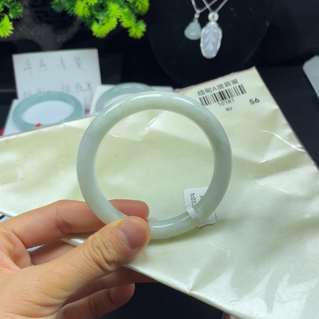 未镶嵌手镯翡翠天然翡翠手镯