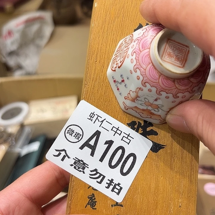 随***和100建盏灯火通明的城市里