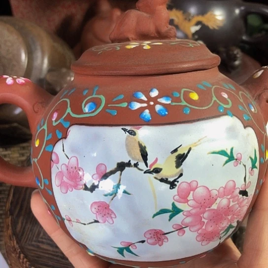 茶壶紫砂原矿泥料手工制作的一把紫砂壶。