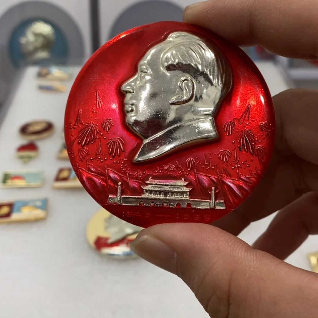 其他普通金属红色纪念章国庆安门烟花
