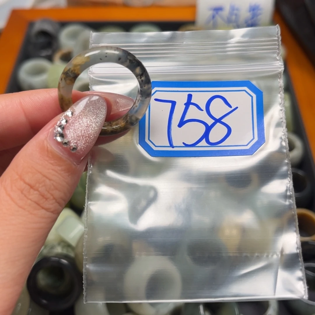 什***彤蛇纹石玉未镶嵌珠宝奇石