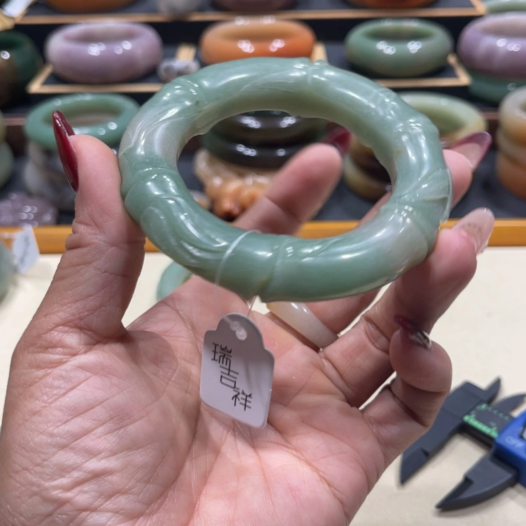 未镶嵌手镯石英岩玉