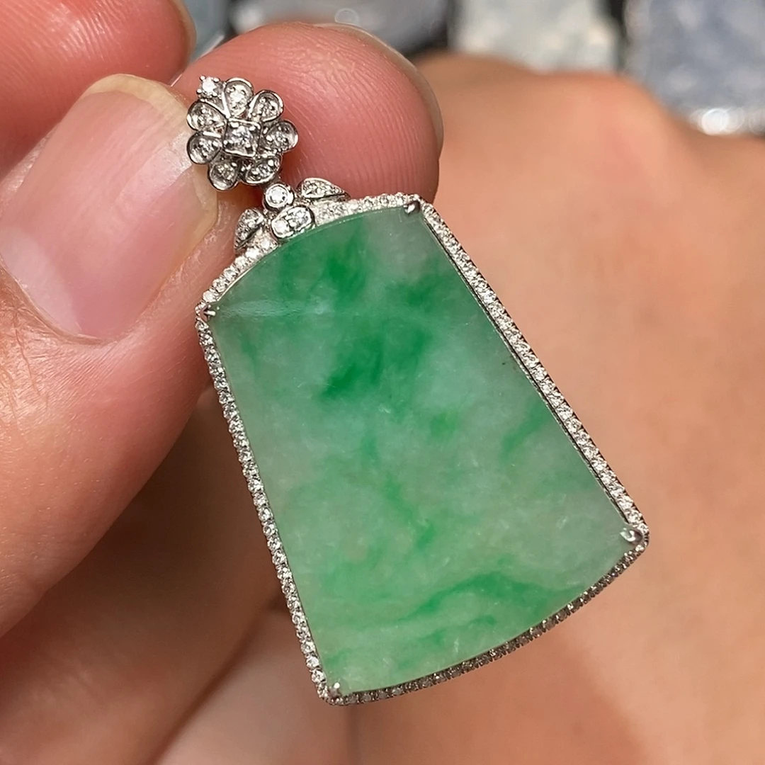 翡翠18K金镶嵌颈饰无事牌