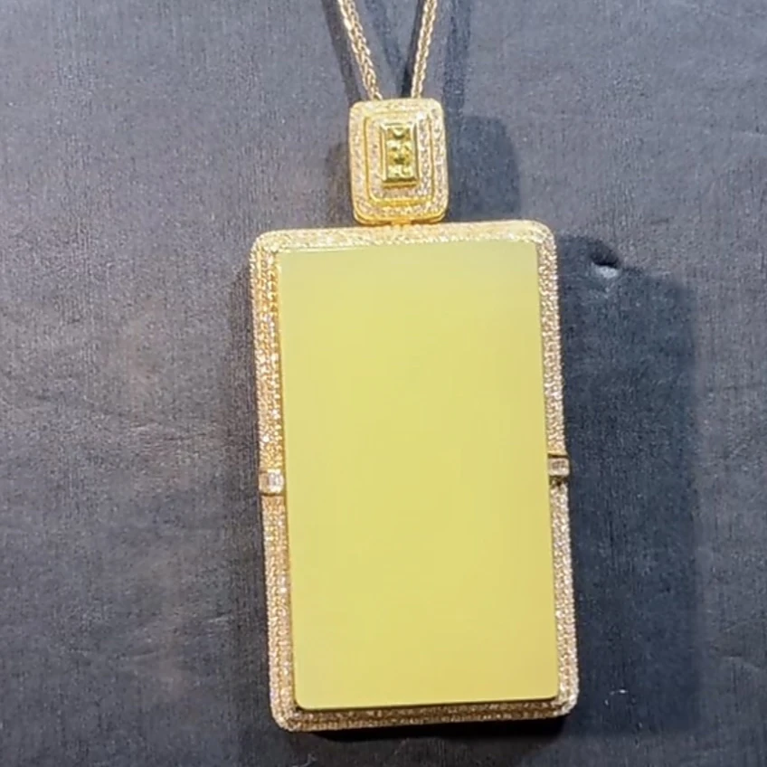 和田玉新疆若羌黄口鸡油黄无事牌吊坠18K金镶嵌