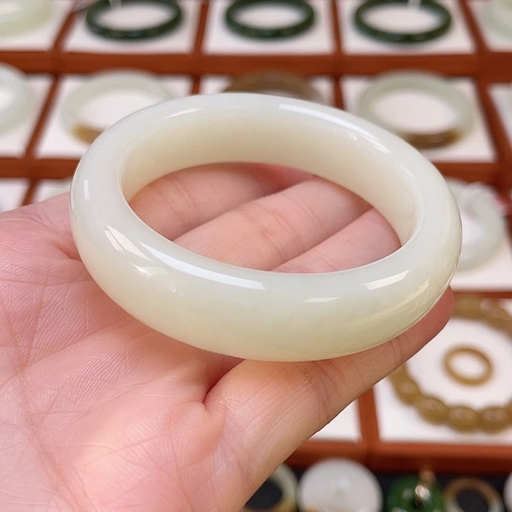 和田玉未镶嵌手镯