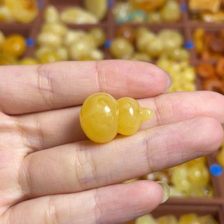 朝***拾蜜蜡未镶嵌裸石满蜡无优化小葫芦