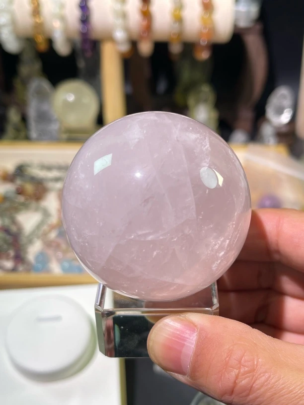 天然粉水晶球270.7克