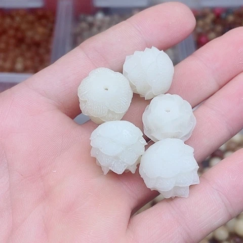 白玉菩提吊坠18微瑕疵大莲花5颗