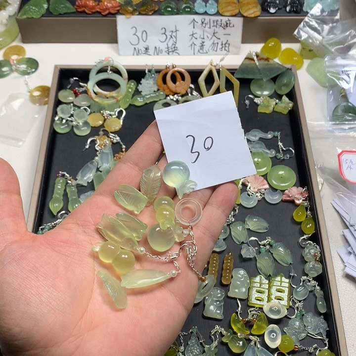 玲***格蛇纹石玉合金耳钉