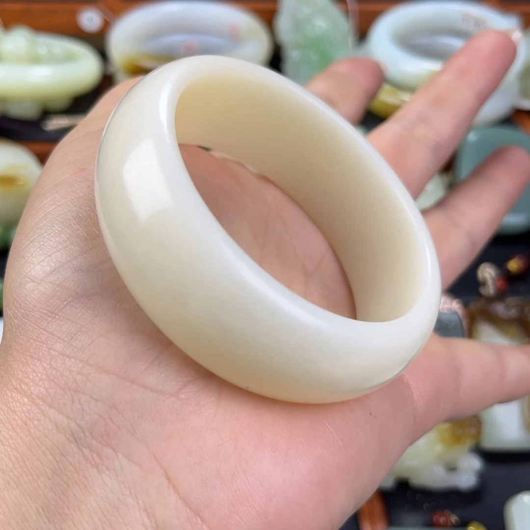 和田玉手镯未镶嵌59.5粉糖，近矿