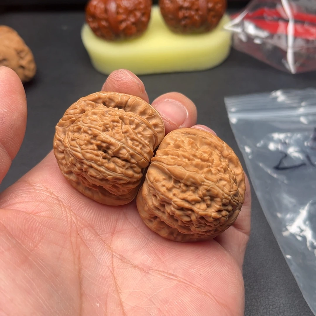 文玩核桃吊坠三角白