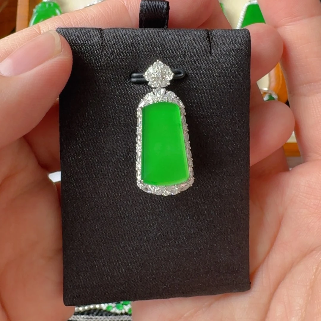 翡翠18K金镶嵌颈饰吊坠