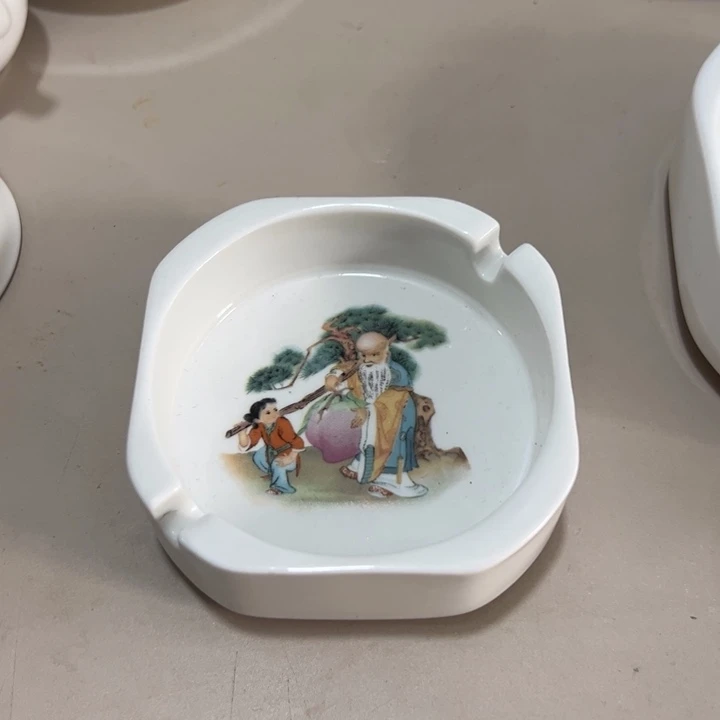瓷片陶瓷制品烟灰缸小，直径9