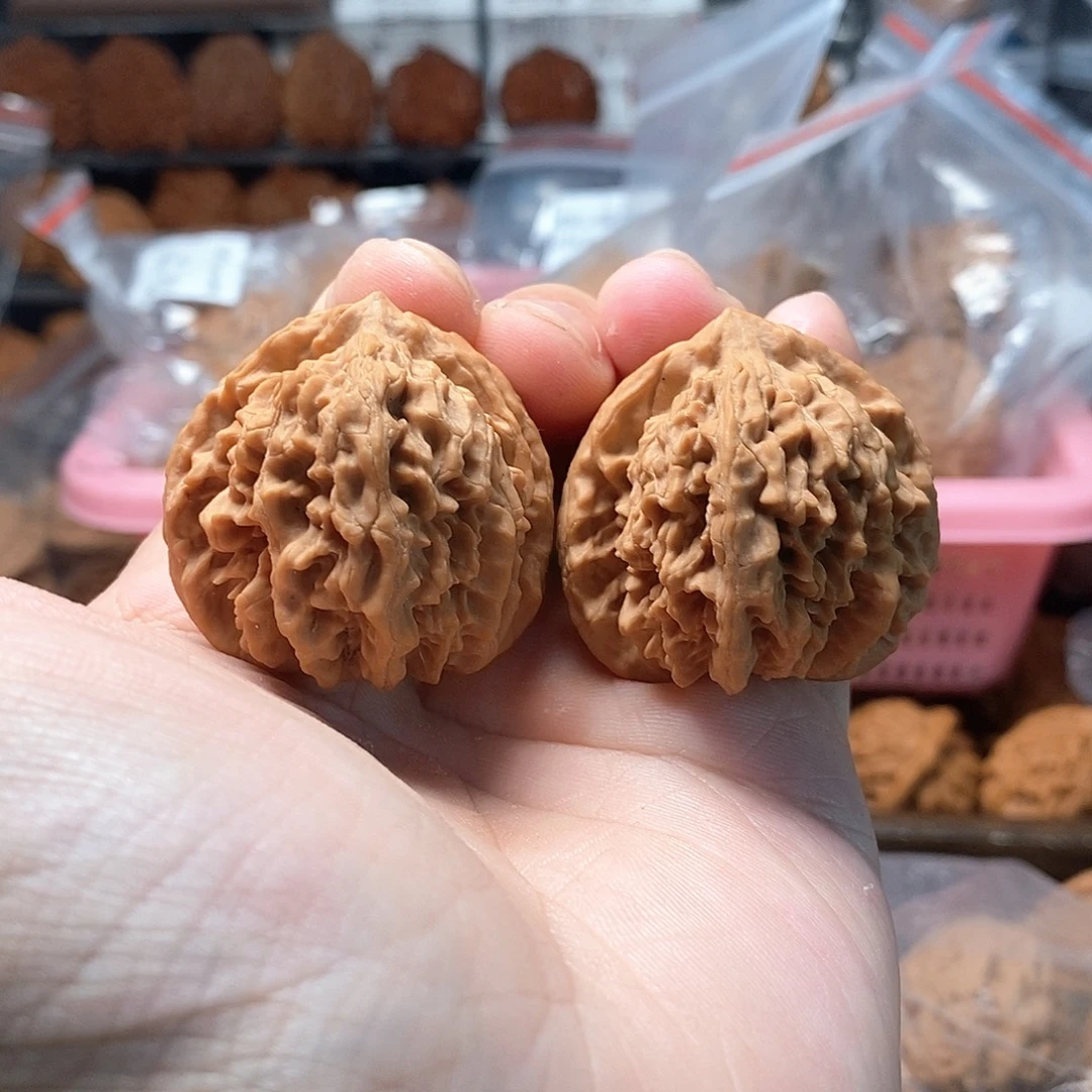 R***y1文玩核桃熔岩元宝39-06