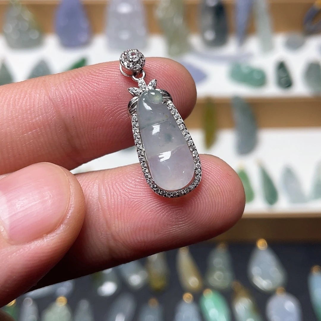 翡翠未镶嵌颈饰豆子