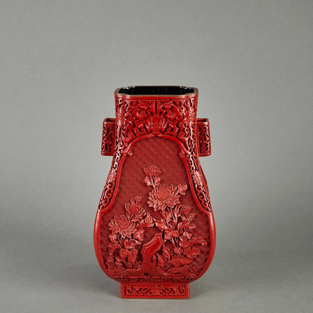 【预展】LOT 112208 20世纪 剔红庭石牡丹纹贯耳瓶