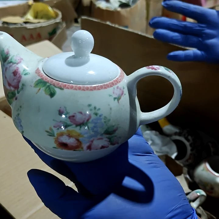 瓷片盘子碗茶壶啥都有