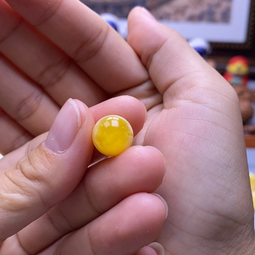 轩***。琥珀未镶嵌珠宝奇石