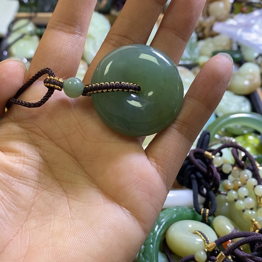 岫玉未镶嵌颈饰一个