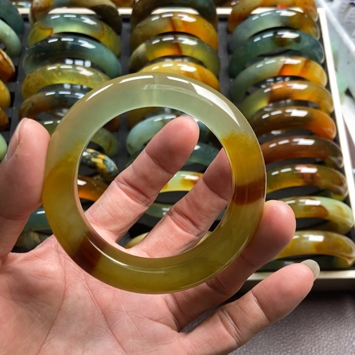 蛇纹石玉未镶嵌手镯小*羊