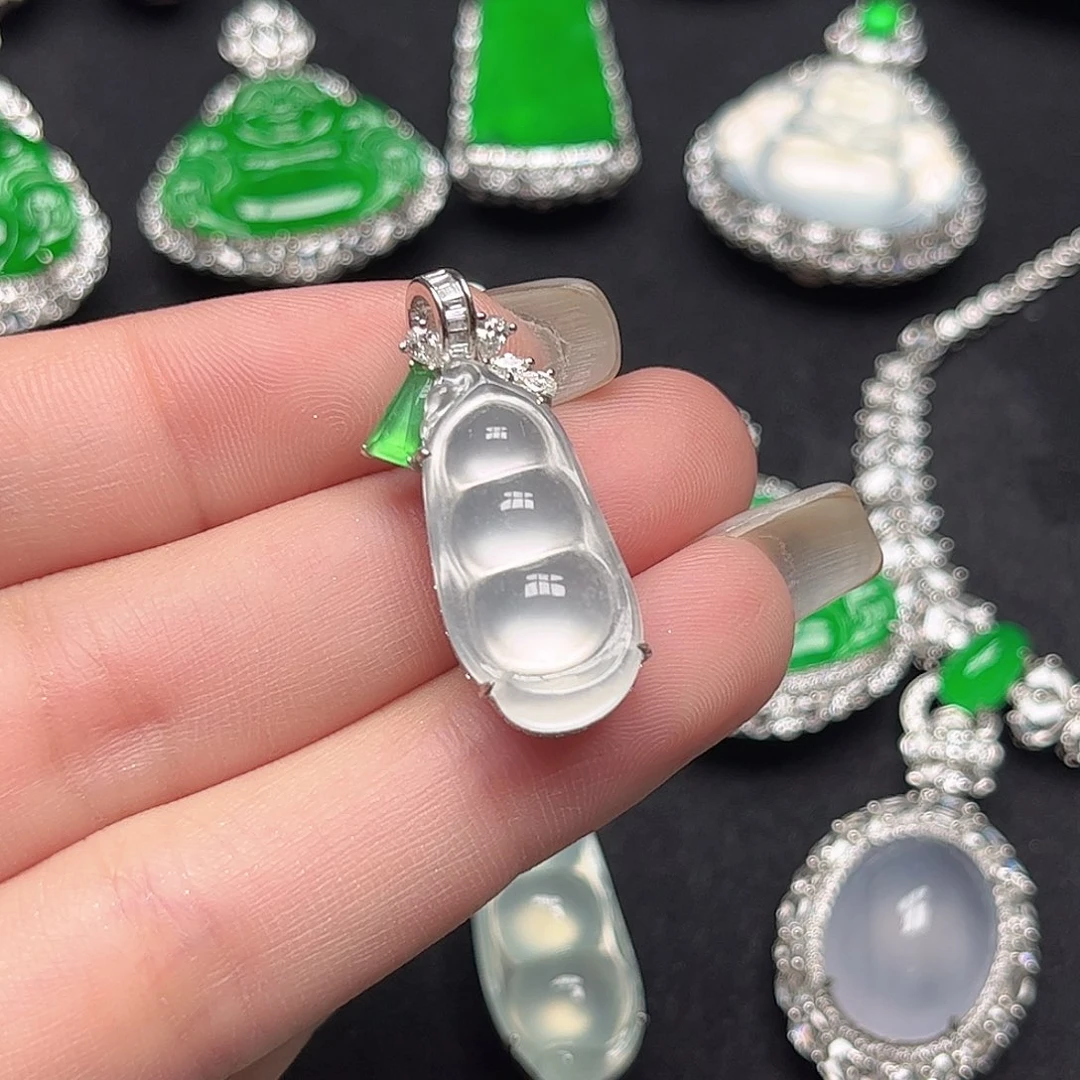 翡翠18K金镶嵌颈饰高冰玻豆子吊坠