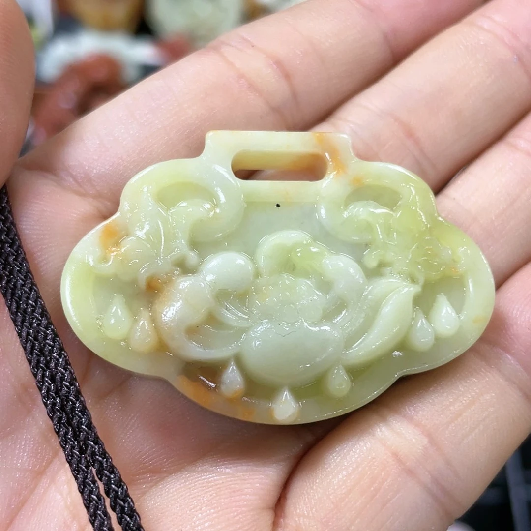 蛇纹石玉颈饰合金