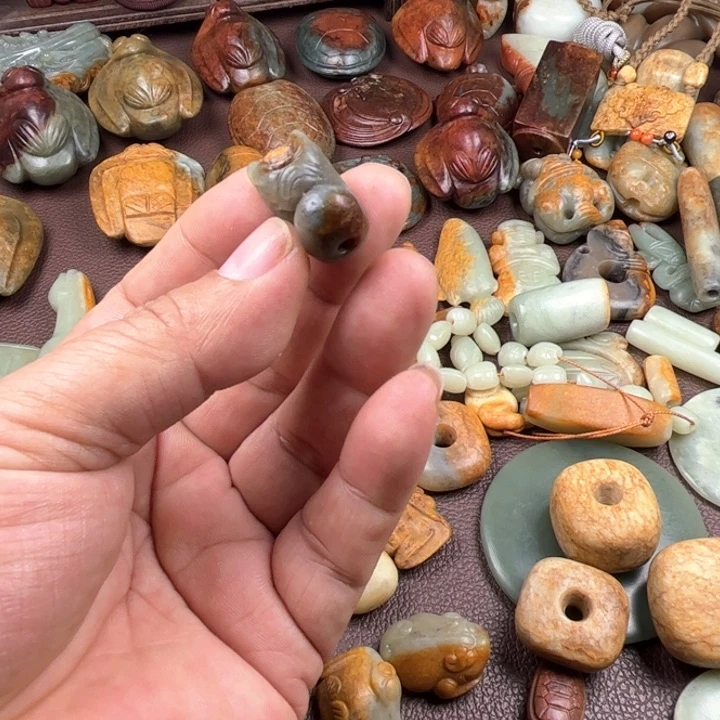 颈饰未镶嵌和田玉（糖玉）