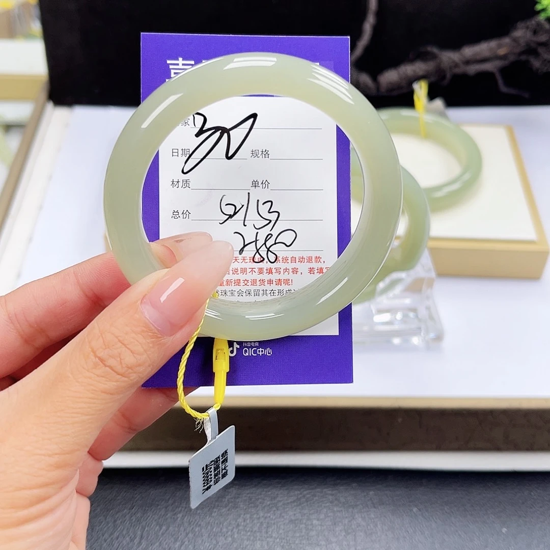 和田玉手镯未镶嵌