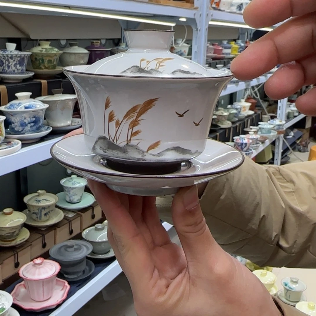 高温下的高温天气使人心情愉悦而