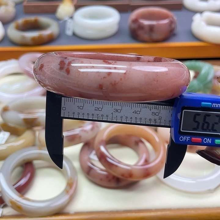 未镶嵌石英岩玉珠宝奇石