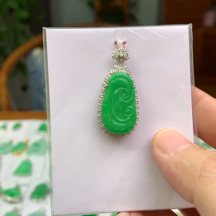 翡翠18K金镶嵌颈饰翡翠翡翠吊坠