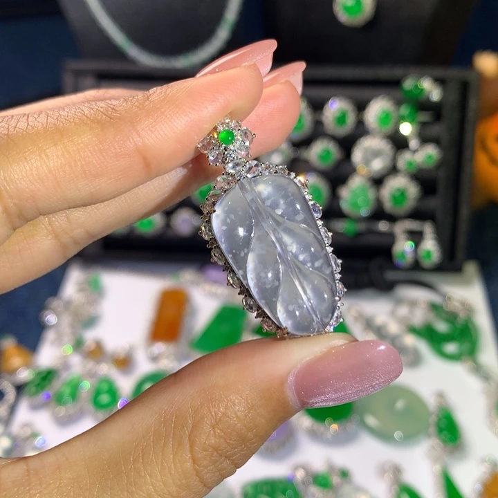 翡翠18K金镶嵌颈饰雪花棉叶子