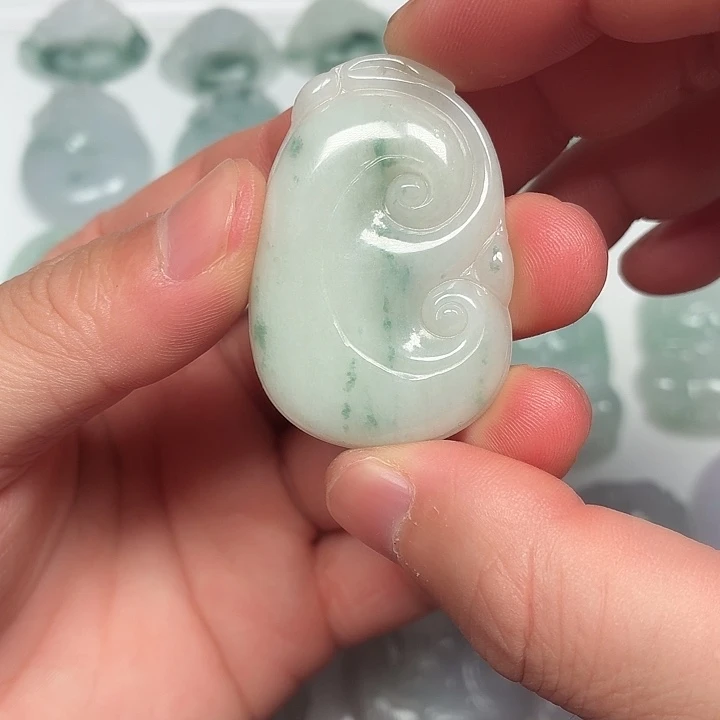 翡翠未镶嵌颈饰如意