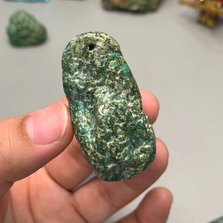 绿松石未镶嵌颈饰