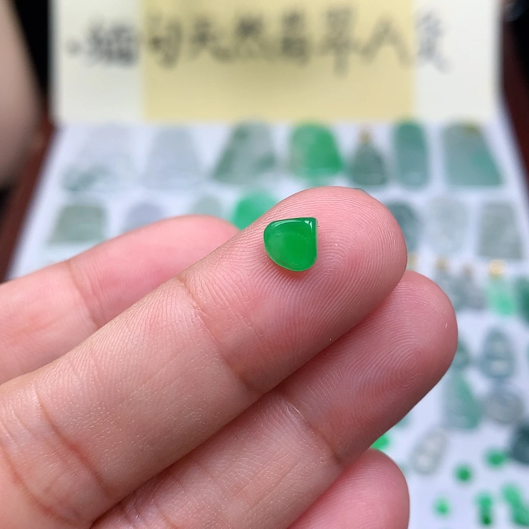 翡翠裸石缅甸天然A货翡翠阳绿随形