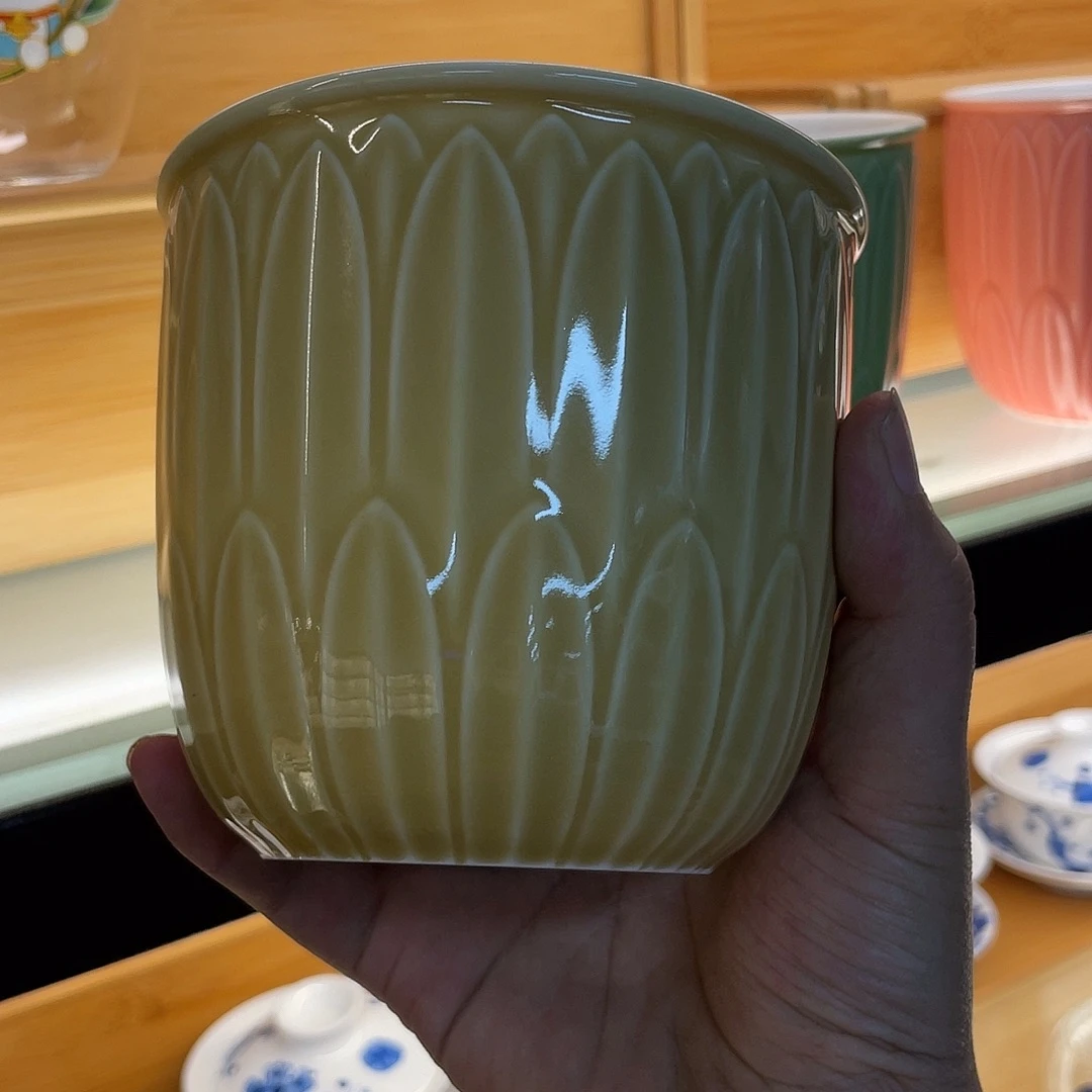 搪瓷杯子里还有很多东西