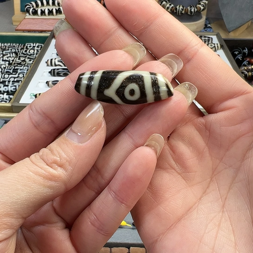 玛瑙/玉髓未镶嵌珠宝半成品老冯牛角两眼