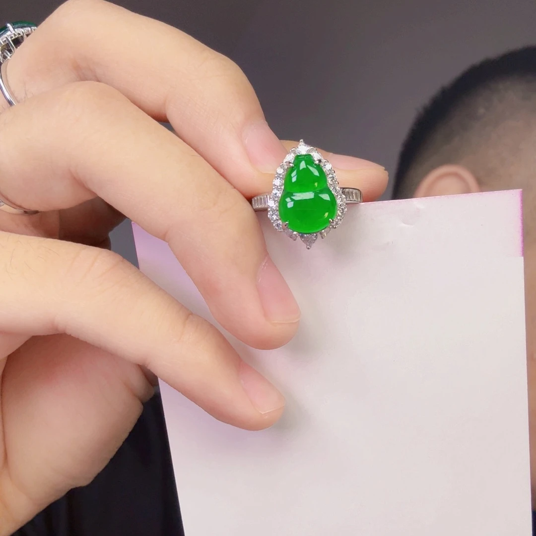 翡翠未镶嵌颈饰一件