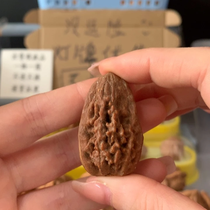 ****周吊坠文玩核桃异形单只，有瑕疵