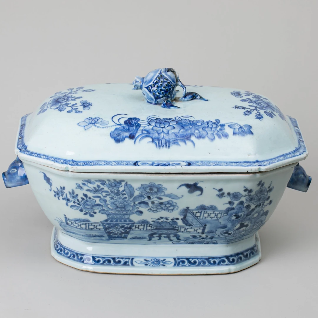 【古董】7、清乾隆  青花庭院洞石瓶花图猪首鋬石榴钮八方倭角盖盆