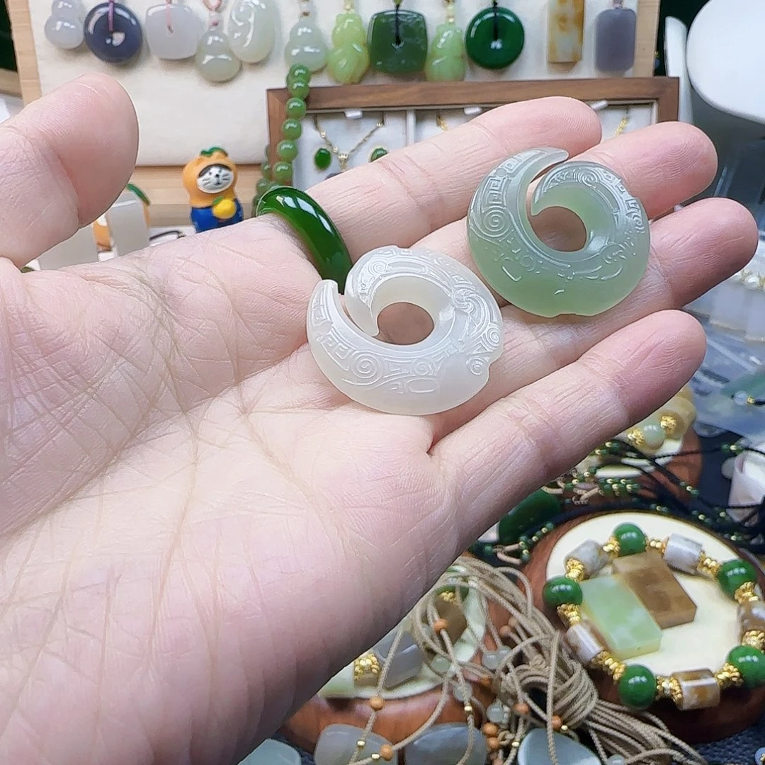 向***行和田玉未镶嵌吊坠(不含链)