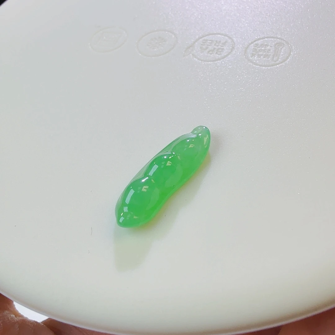 翡翠裸石果绿豆子