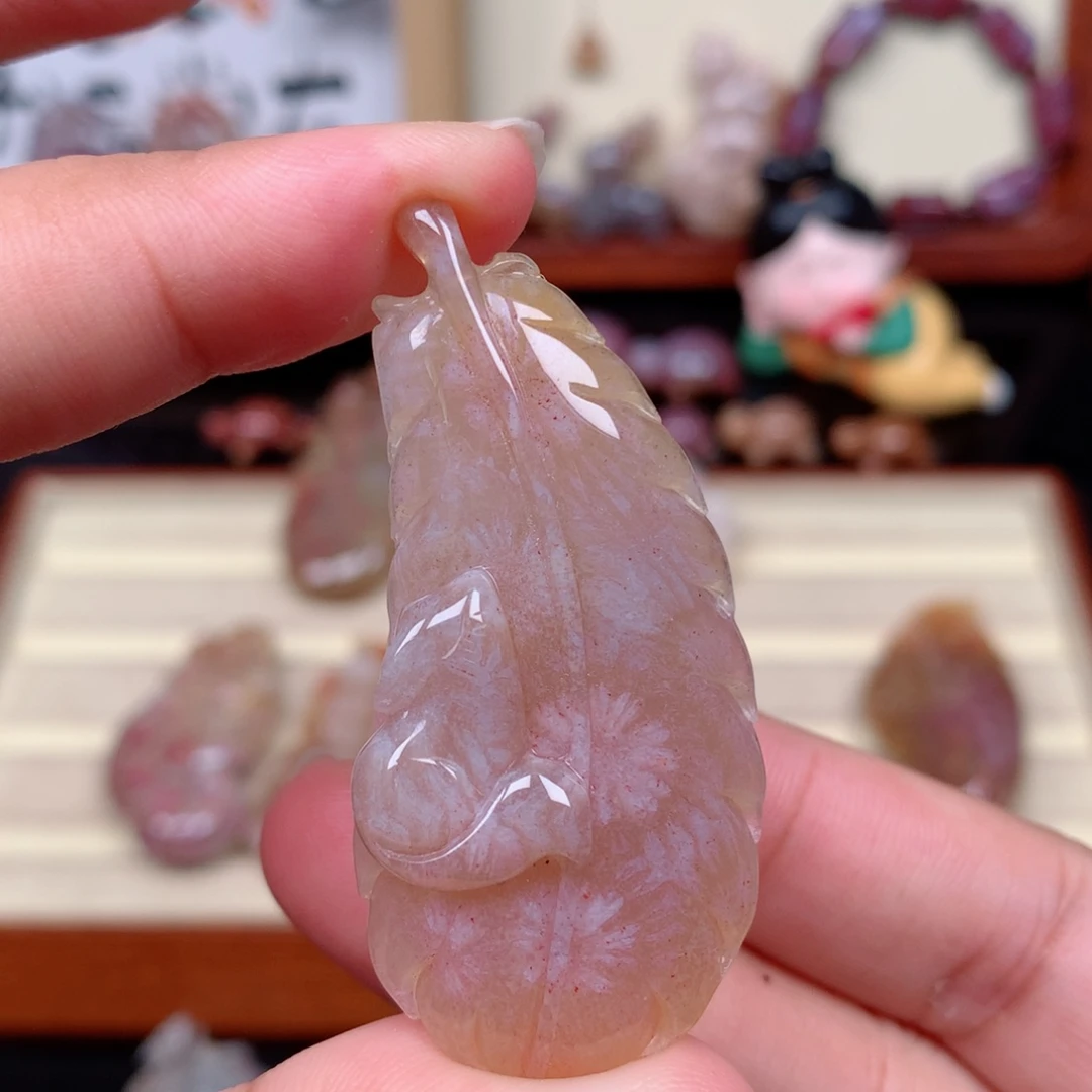 未镶嵌颈饰硅化玉