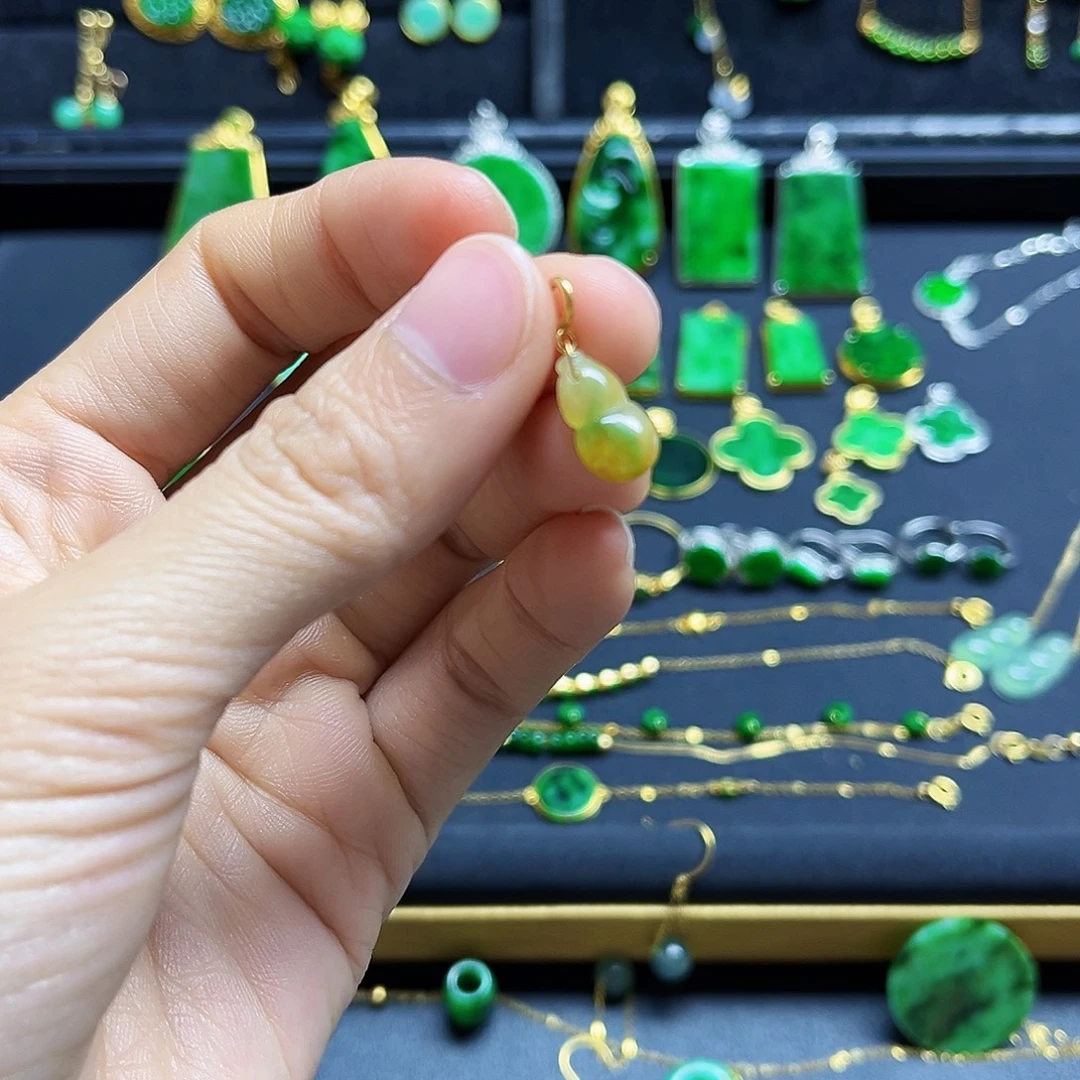 翡翠18K金镶嵌颈饰