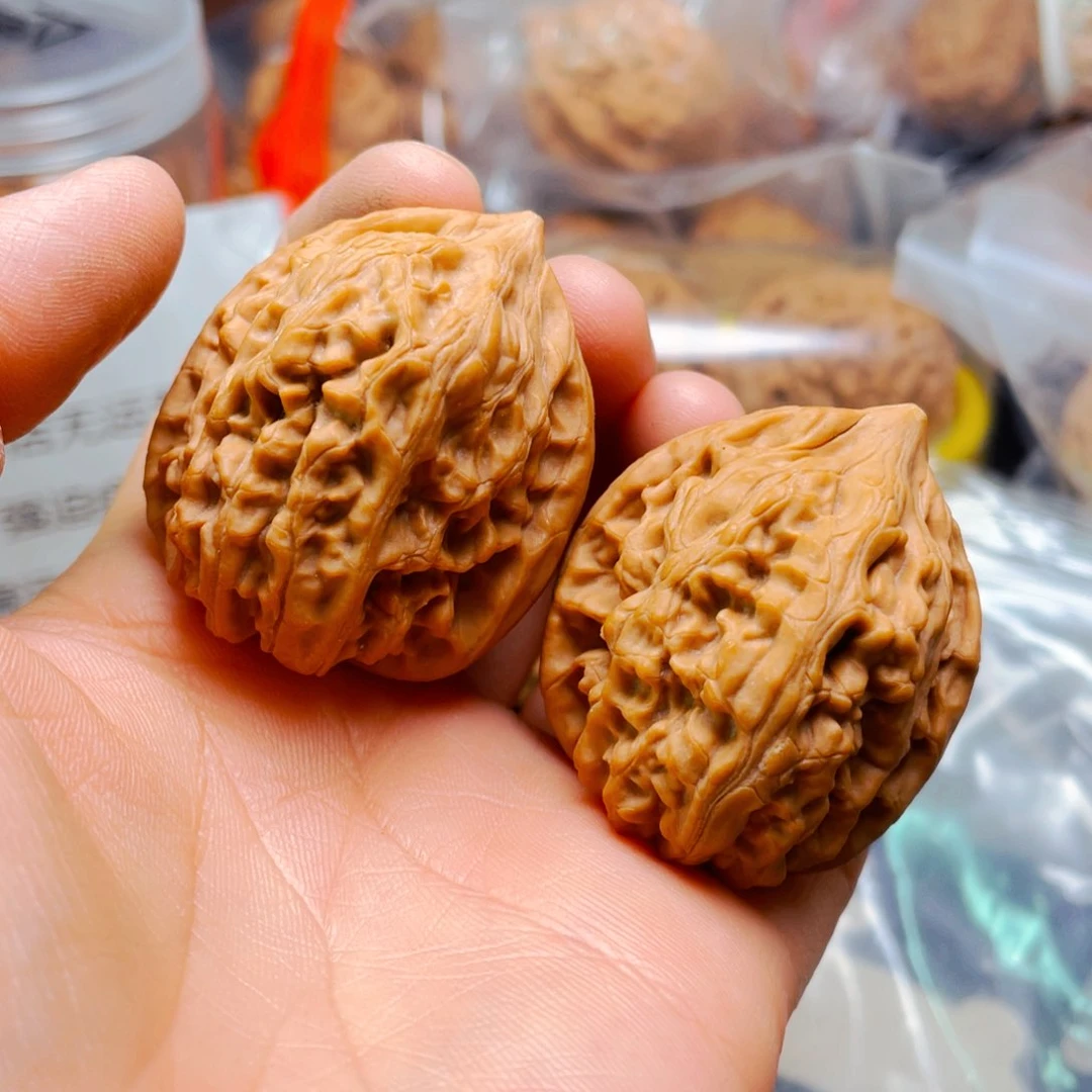 文玩核桃吊坠鸡心一对